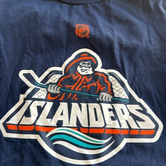 New York Islanders Fisherman Graphic NHL T-Shirt - Picture 3 of 5